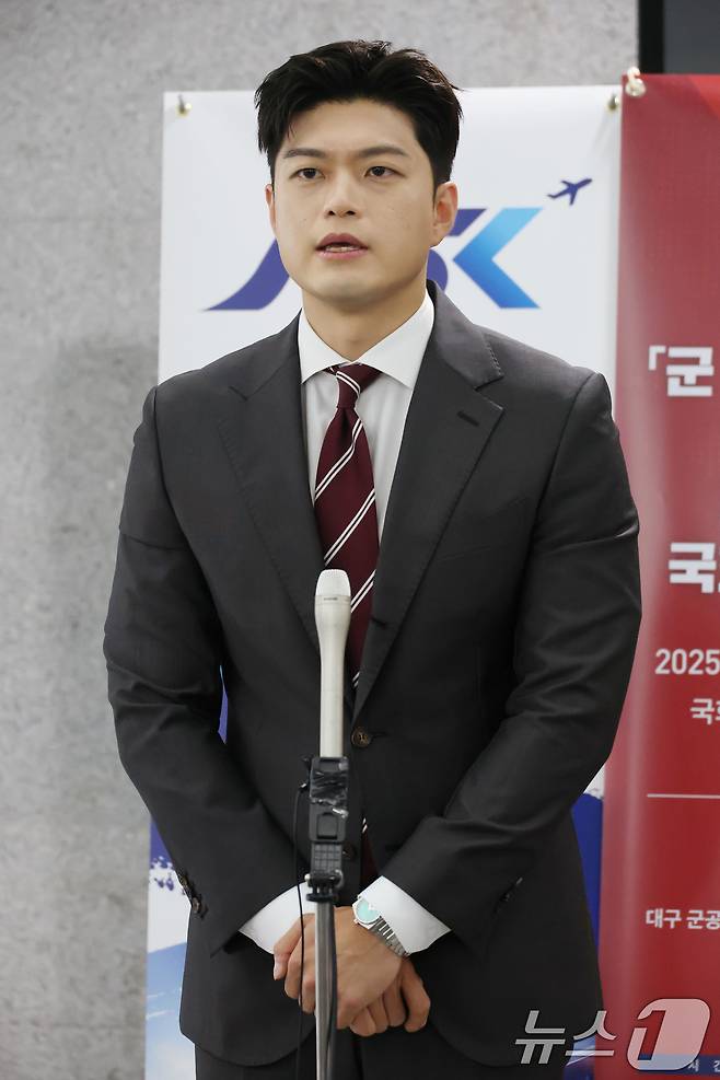 김용태 국민의힘 비상대책위원장이 18일 오전 서울 여의도 국회 의원회관에서 열린 군 공항 이전사업 국정과제 채택을 위한 정책세미나 참석을 마친뒤 취재진 질문에 답하고 있다. 2025.6.18/뉴스1 ⓒ News1 이광호 기자