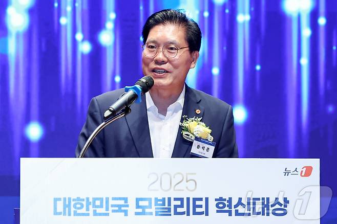 송석준 국민의힘 의원이 18일 오후 서울 영등포구 여의도 한국거래소에서 열린 '2025 대한민국 모빌리티 혁신대상'에서 축사를 하고 있다. ⓒ News1 민경석 기자
