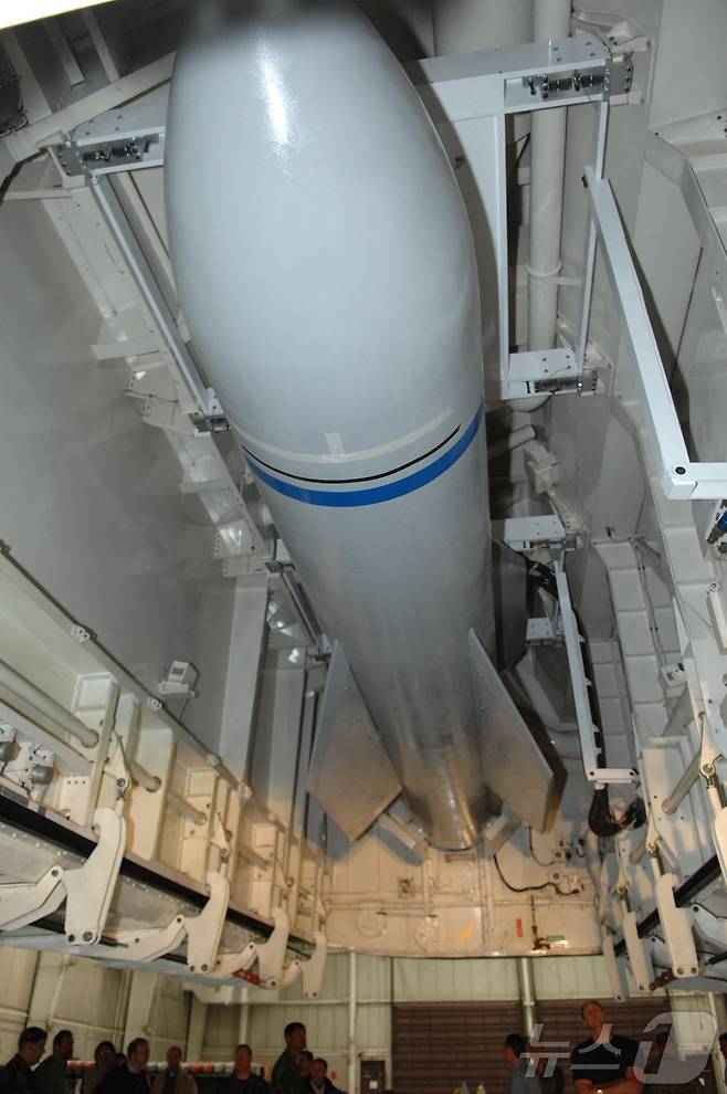 무기 전문가들이 18일 미주리주 화이트맨 공군 기지에서 B-2 무기 장착 훈련기 폭탄실에 놓인 초대형 관통탄을 바라보고 있다. 2007.12.18 ⓒ AFP=뉴스1 ⓒ News1 강민경 기자