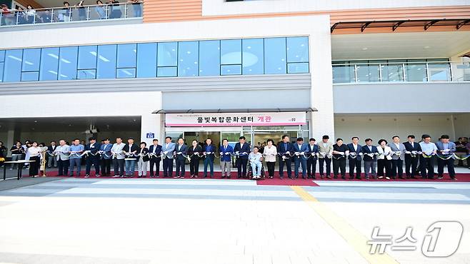 논산시가 18일 백성현 논산시장을 비롯한 조용훈 논산시의회의장 등 250여 명이 참석한 가운데 물빛복합문화센터 개관식을 개최했다.(논산시 제공.재판매 및 DB금지)/뉴스1
