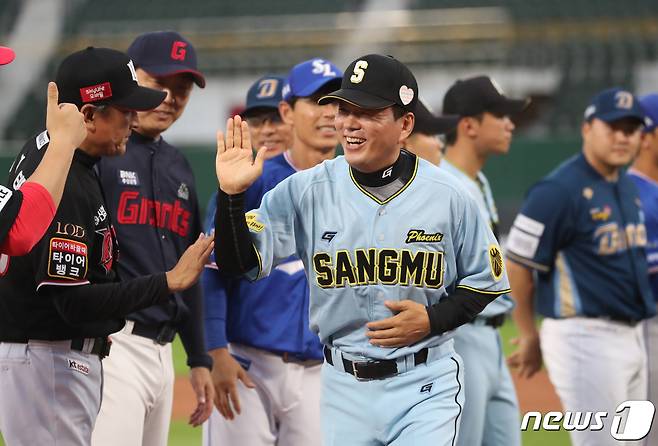 14일 오후 부산 사직야구장에서 열린 '2023 KBO 퓨처스 올스타전' 북부리그와 남부리그의 경기, 남부 박치왕 감독이 선수들과 인사를 나누고 있다. 2023.7.14/뉴스1 ⓒ News1 윤일지 기자