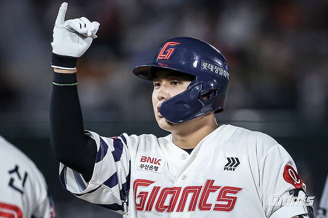 롯데 자이언츠 신인 포수 박재엽이 18일 열린 KBO리그 부산 한화 이글스전에서 2회말 결승 3점 홈런을 터뜨렸다.(롯데 자이언츠 제공)