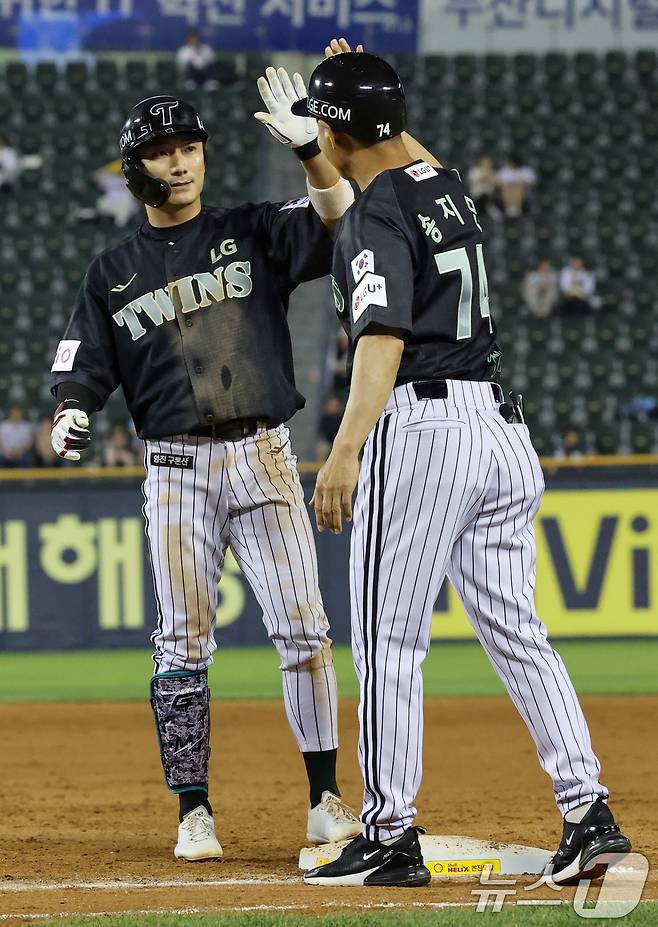18일 오후 서울 송파구 잠실야구장에서 열린 프로야구 '2025 신한 SOL뱅크 KBO 리그' LG 트윈스와 NC 다이노스의 경기에서 5회말 무사 만루상황 LG 신민재가 2타점 안타를 친 후 송지만 코치와 환호하고 있다. 2025.6.18/뉴스1 ⓒ News1 박세연 기자