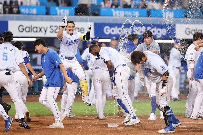 삼성 라이온즈 외국인 타자 르윈 디아즈가 18일 열린 KBO리그 대구 두산 베어스전에서 연장 10회말 끝내기 3점 홈런을 터뜨린 후 동료들의 축하를 받고 있다. (삼성 라이온즈 제공)