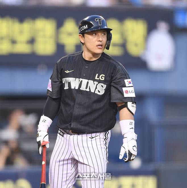 LG 박동원이 17일 서울 잠실구장에서 열린 2025 KBO리그 NC와 경기 4회말 파울타구를 쳐다보며 아쉬워하고 있다. 잠실 | 최승섭기자 thunder@sportsseoul.com