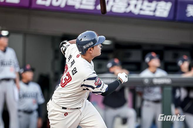 롯데 신인 포수 박재엽이 18일 사직 한화와 경기에서 2회말 3점 홈런을 터트리고 있다. 사진 | 롯데 자이언츠