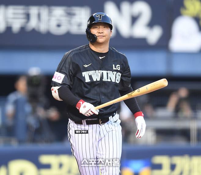 LG 문보경이 17일 서울 잠실구장에서 열린 2025 KBO리그 NC와 경기 3회말 2사1,2루 헛스윙 삼진아웃을 당한 후 아쉬워하고 있다. 잠실 | 최승섭기자 thunder@sportsseoul.com