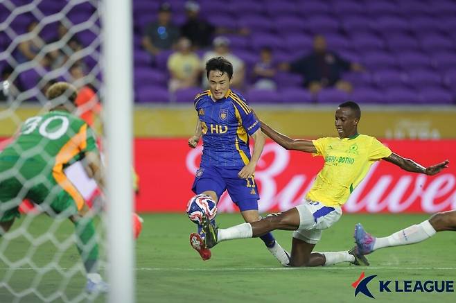 상대와 경합하고 있는 울산HD 엄원상. 사진┃한국프로축구연맹
