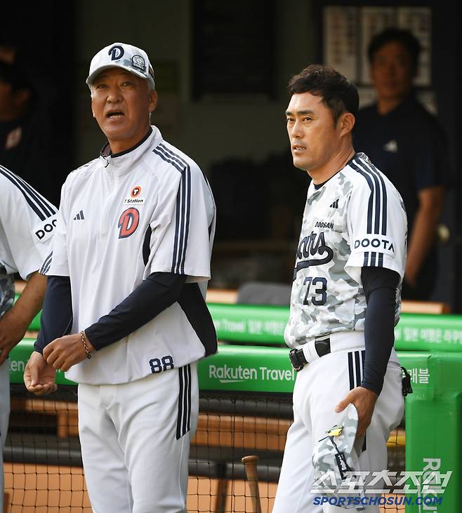 6일 잠실구장에서 열린 두산 베어스와 롯데 자이언츠의 경기. 두산 고토 코치와 조성환 감독대행이 생각에 잠겨 있다. 잠실=박재만 기자 pjm@sportschosun.com/2025.06.06/
