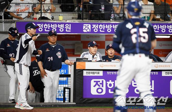 11일 대전 한화생명볼파크에서 열린 한화 이글스와 두산 베어스의 경기. 두산 조성환 감독대행이 생각에 잠겨 있다. 대전=박재만 기자 pjm@sportschosun.com/2025.06.11/