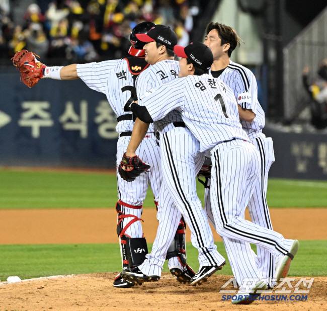 13일 잠실구장에서 열린 LG와 KT의 한국시리즈 5차전. 한국시리즈에서 우승한 LG 선수들이 환호하고 있다. 잠실=박재만 기자 pjm@sportschosun.com/2023.11.13/