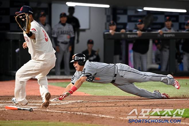 17일 부산 사직야구장에서 열린 한화와 롯데의 경기, 8회초 무사 1,2루 채은성의 희생번트때 1루주자 노시환이 상대 실책을 노려 득점에 성공하고 있다. 부산=허상욱 기자wook@sportschosun.com/2025.06.17/