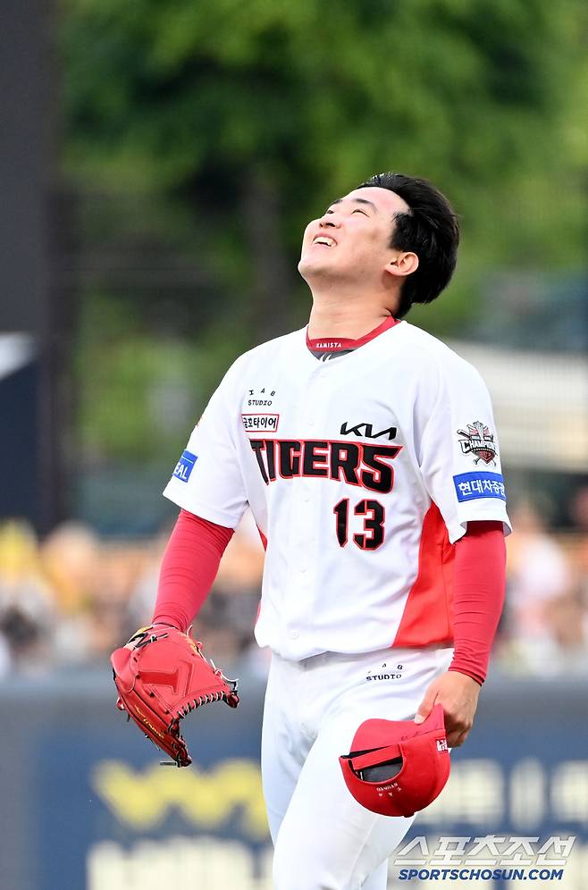 14일 광주KIA챔피언스필드에서 열린 롯데와 KIA의 경기, KIA 선발투수 윤영철이 1회초 2사 1,2루의 위기를 넘긴 후 안도하고 있다. 광주=허상욱 기자wook@sportschosun.com/2025.05.14/
