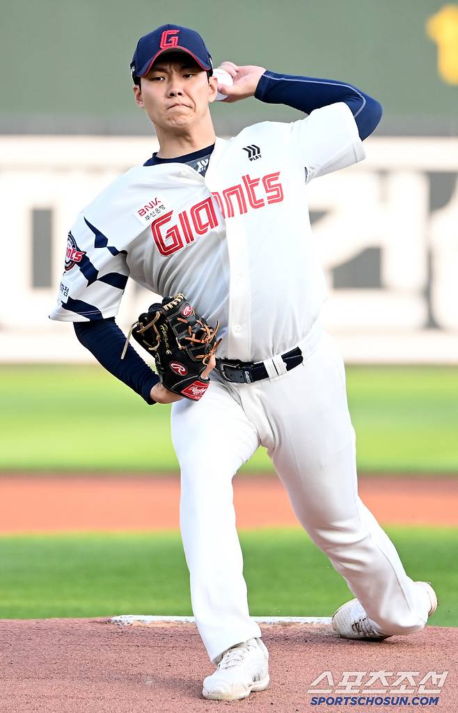 18일 부산 사직야구장에서 열린 한화와 롯데의 경기, 롯데 선발투수 홍민기가 역투하고 있다. 부산=허상욱 기자wook@sportschosun.com/2025.06.18/