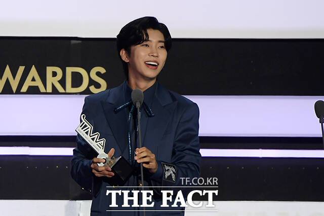 가수 임영웅이 주간아이돌 랭킹사이트 '팬앤스타' 솔로 랭킹 128주 연속 1위를 차지하며 명예의 전당에 올랐다. 사진은 지난 2023년 더팩트뮤직어워즈 '최다 득표상 솔로' 수상 당시 모습. /인천남동체육관=서예원 기자