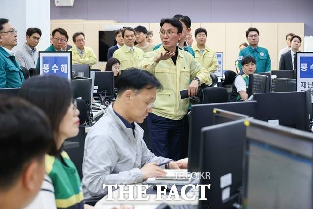 김민석 국무총리 후보자가 18일 장마 수해 현장행보로 서울 중구 서울시 재난안전상황실을 찾아 장마예방 대비태세 현장 점검을 하고 있다. /국무총리후보자 인사청문준비단