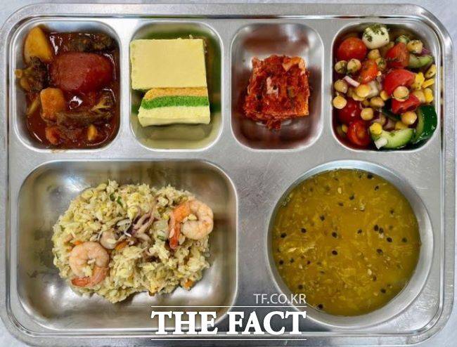 고등학교 급식 모습./인터넷 갈무리