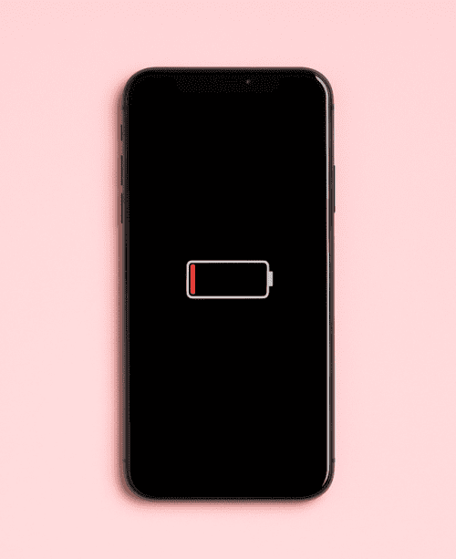 최근 스마트폰의 화면 크기가 커지고 성능 향상을 위해 전력 소모가 높은 칩셋이 탑재되면서 배터리 용량이 더 커져야 한다는 목소리가 높아지고 있다. (사진=챗GPT로 생성)