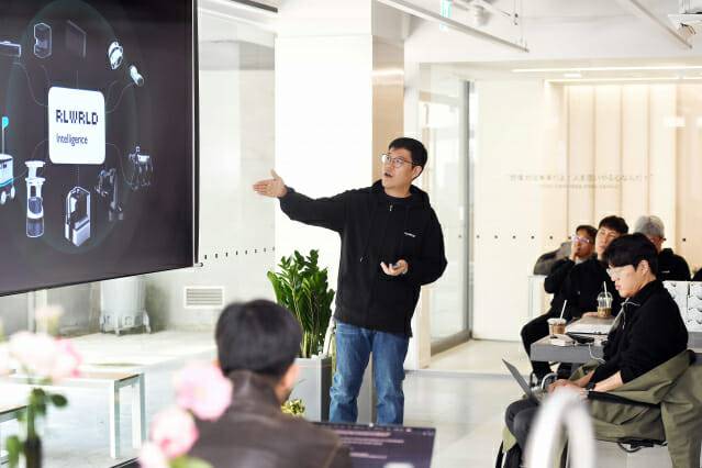 류중희 리얼월드 대표가 미디어테이블 자리에서 회사를 소개하고 있다. (사진=리얼월드)