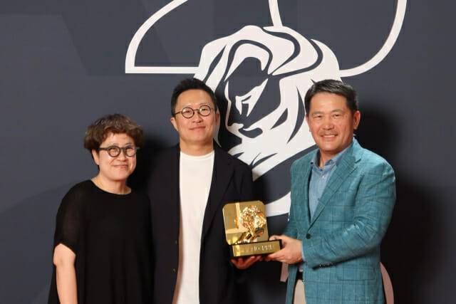 국제 광고제 '칸 라이언즈(Cannes Lions) 2025'에서 단편 영화 '밤낚시'가 엔터테인먼트(Entertainment) 부문 그랑프리(Grand prix)를 수상해 (왼쪽부터) 이노션 최고 크리에이티브 책임자(CCO) 김정아 부사장, 현대자동차 브랜드마케팅본부장 지성원 전무, 이노션 이용우 대표이사가 기념 촬영을 하고 있는 모습