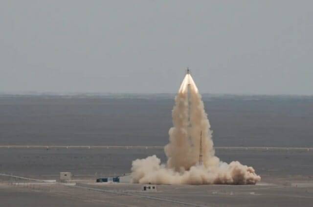 중국 멍저우 우주선이 발사대 정지 테스트를 위해 발사되는 모습 (출처=CMSEO)