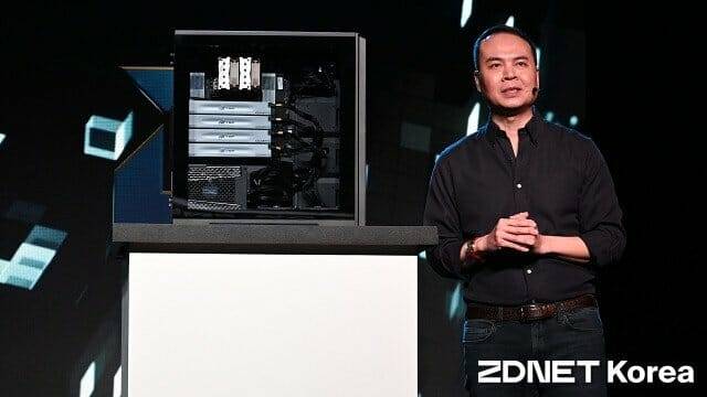 스레드리퍼 9000·라데온 AI 프로 R9700 탑재 워크스테이션을 설명하는 잭 후인 AMD 수석부사장. (사진=지디넷코리아)