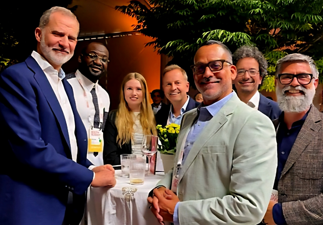 이노라 디토닉 수석(왼쪽 세 번째)이 스페인 국왕 필리페6세가 주관한 프라이빗 칵테일 행사에 초청받아 필리페6세(왼쪽 첫 번째)및 참가자들과 기념촬영을 하고 있다. 사우스서밋