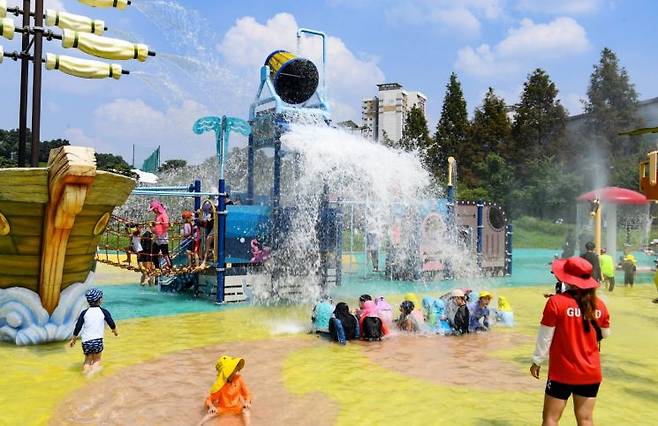 오산시는 여름철을 맞아 오는 21일부터 8월 31일까지 관내 6곳의 물놀이장을 운영한다. 오산시내 한 물놀이장 전경. 오산시 제공