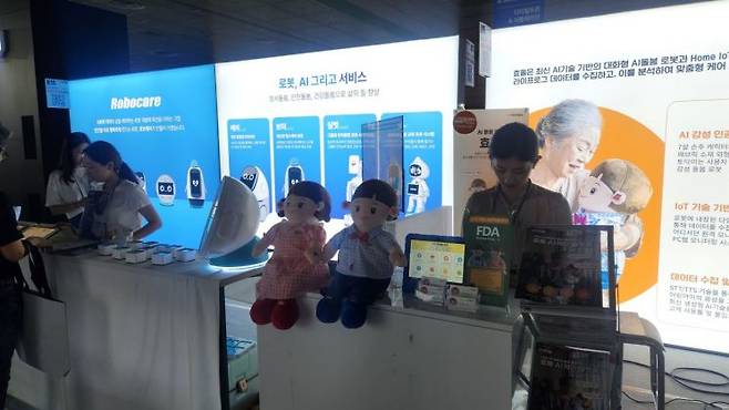 ㈜효돌은 'MARS 2025'에서 로봇 인형을 통해 어르신과 대화하고 실시간으로 위험을 감지할 수 있는 AI케어 플팻폼을 선보였다. 정두환기자
