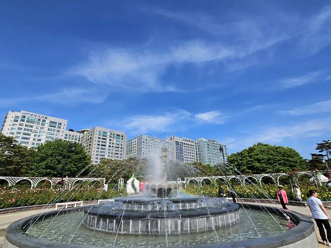 장마 초읽기 일부 이슬비... 전국 체감온도 31도 훌쩍 [오늘날씨]= 수요일인 오늘(18일) 날씨는 전국이 대체로 맑겠고 일부 지역에 이슬비가 내리겠다. 아침 최저기온은 17~22도, 낮 최고기온은 26~33도로, 당분간 전국 내륙을 중심으로 낮 기온이 30도 내외로 오르는 곳이 많겠다. 최고체감온도도 31도 이상으로 오르는 곳이 많아 덥겠다. ©서울, 서울날씨, 오늘날씨, 내일날씨