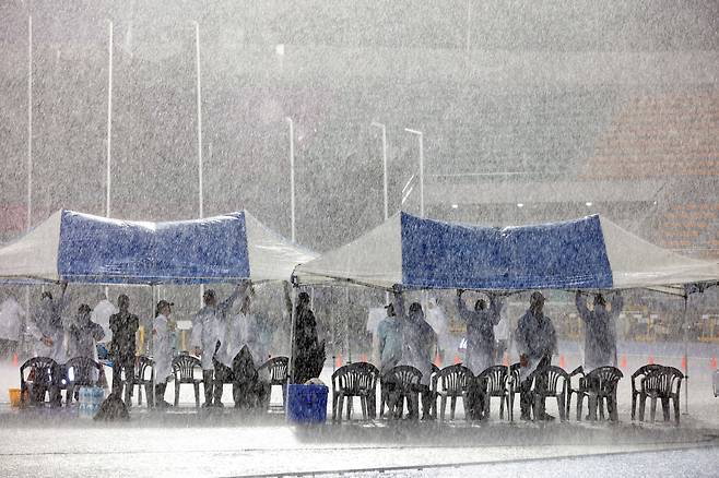 지난달 29일 오후 경북 구미시민운동장에서 열린 2025 아시아육상경기선수권대회에서 폭우가 쏟아지며 경기들이 중단되고 있다. /연합뉴스