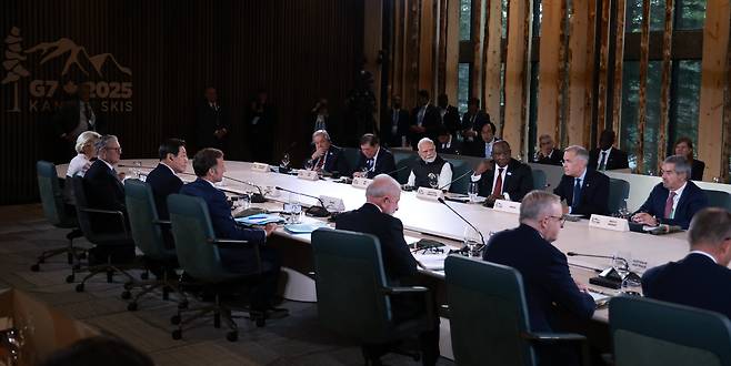 이재명 대통령이 17일(현지시간) 캐나다 앨버타주 캐내내스키스 주요 7개국(G7) 정상회의장에서 업무 오찬을 겸해 열린 G7 정상회의 확대 세션에 참석해 있다. /연합뉴스