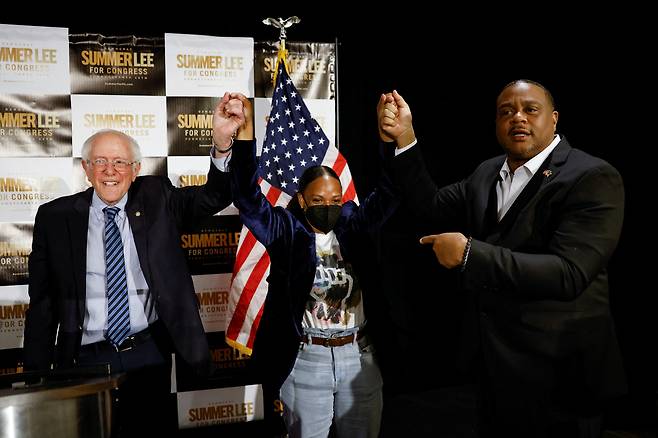 버니 샌더스 상원의원이 2022년 5월 미국 펜실베이니아주 피츠버그에서 피츠버그 시장 에드 게이니와 함께 진보 성향 하원 후보 서머 리 지지 집회를 열고 있다. /로이터뉴스1