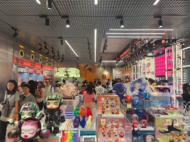 22일 낮 12시쯤 서울 중구 명동에 위치한 팝마트. 인기품목을 선점하기 위한 경쟁이 치열했다. /김관래 기자