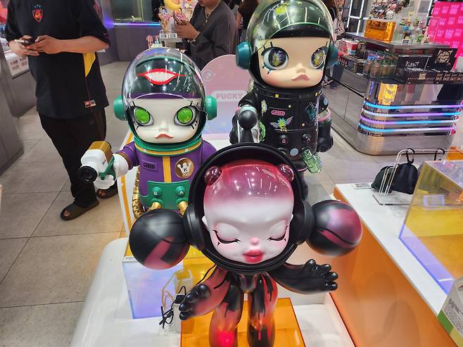 리셀 인기 품목 중 하나인 '스페이스 몰리 1000%'. 해외에서 웃돈 100만원을 얹어 거래되기도 한다. /김관래 기자