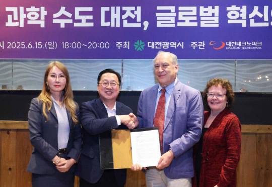 이장우 대전시장(왼쪽 두 번째)이 15일 미국 보스턴에서 '2025 바이오 USA' 참가 대전기업 만찬 간담회를 마친 뒤 마크 엘리치 몽고메리카운티 시장(왼쪽 세 번째)과 만나 글로벌 통상 분야 협력 강화를 위한 MOU(양해각서)를 체결했다. 대전시 제공