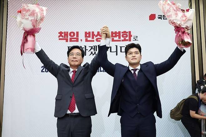 송언석 국민의힘 신임 원내대표가 지난 16일 오후 서울 여의도 국회에서 열린 2025 국민의힘 원내대표 선출 의원총회에서 김용태 비상대책위원장과 손을 들어올리고 있다. ⓒ데일리안 홍금표 기자