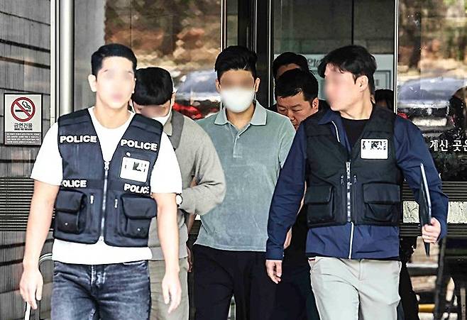 마약 투약 혐의를 받는 이철규 국민의힘 의원 아들 이모씨가 지난 4월23일 서울 서초구 서울중앙지방법원에서 구속 전 피의자심문(영장실질심사)을 마치고 청사 밖으로 나서고 있다. ⓒ뉴시스