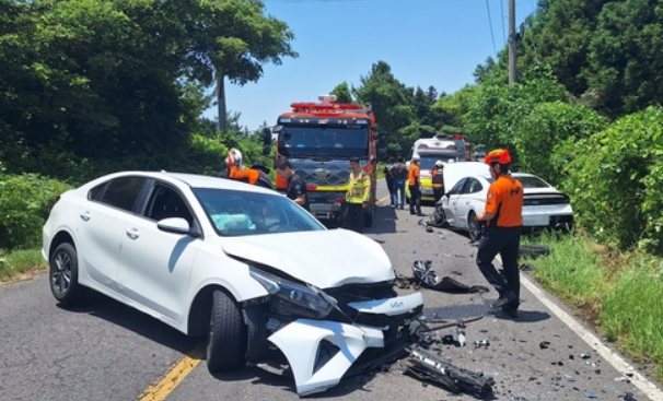 제주시 애월읍 어음리 도로에서 발생한 3중 추돌 사고 현장. ⓒ제주소방안전본부