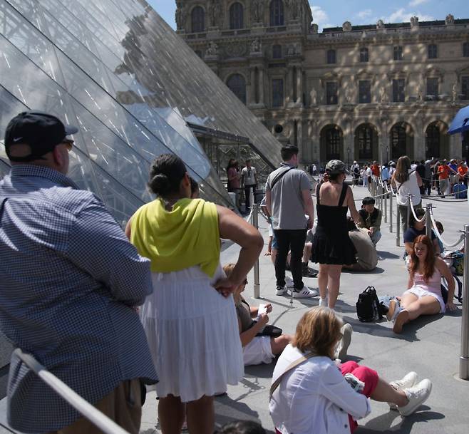 프랑스 파리의 루브르 박물관이 16일 직원들의 파업으로 문을 닫자 입장하지 못한 관광객들이 광장에서 대기하고 있다. 이날 루브르 박물관 직원들은 열악한 처우 개선 등을 요구하며 파업에 돌입했다. 파리=AP 뉴시스