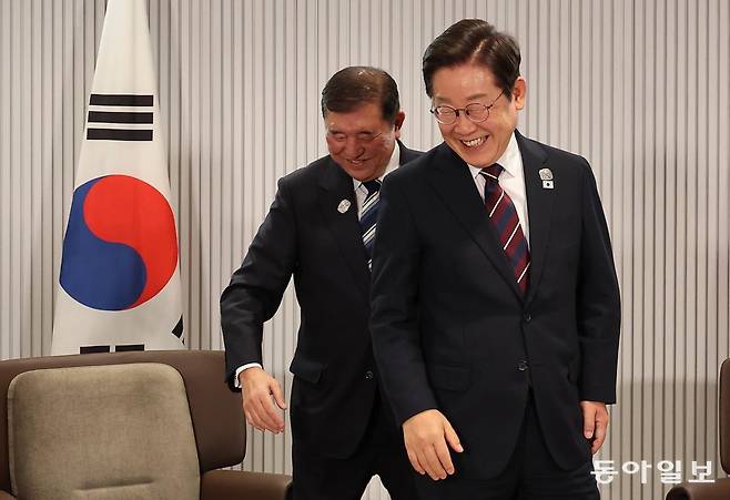 이재명 대통령이 17일(현지시간) 캐나다 앨버타주 카나나스키스 주요 7개국(G7) 정상회의장에서 열린 한일 정상회담에서 이시바 시게루 일본 총리와 자리를 바꾸며 밝게 웃고 있다.  카나나스키스=송은석 기자 silverstone@donga.com