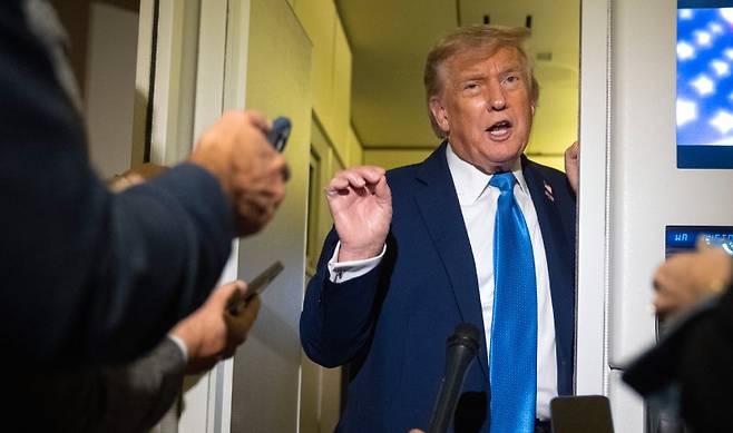 16일(현지 시간) 도널드 트럼프 미국 대통령이 주요 7개국(G7) 정상회의가 열린 캐나다를 떠나 미국 워싱턴으로 돌아오는 전용기 에어포스원에서 기자들의 질문에 답하고 있다. 에어포스원=AP 뉴시스