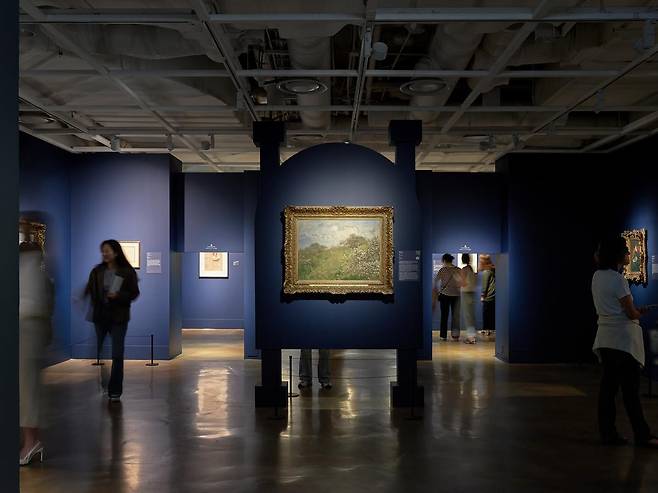 클로드 모네의 ‘봄’(가운데)를 돋보이게 배치한 ‘모네존’.    가우디움어소시에이츠 제공