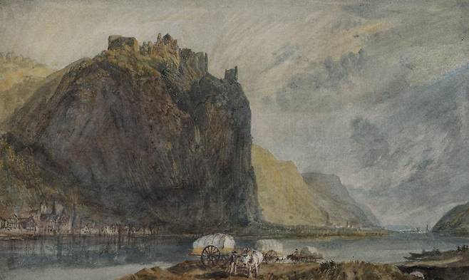 조지프 말로드 월리엄 터너 수채화 ‘안더나흐의 해머스타인’.  윌리엄 터너의 초상화는 20파운드짜리 지폐에 사용될 정도로 그가 영국 미술계에서 차지하는 위상은 절대적이다. 종이에 그린 수채화는 작품을 옮길 때 더욱 세심하게 주의를 기울여야 한다. Joseph Mallord William Turner, Hammerstein below Andernach, watercolor, 1817, 19,5 x 35 cmJohannesburg Art Gallery, Johannesburg