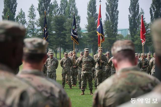 18일 ‘레이더 여단’ 장병이 부대기를 펼친 뒤 연병장에 도열해 있다. 동두천=박형기 기자 oneshot@donga.com