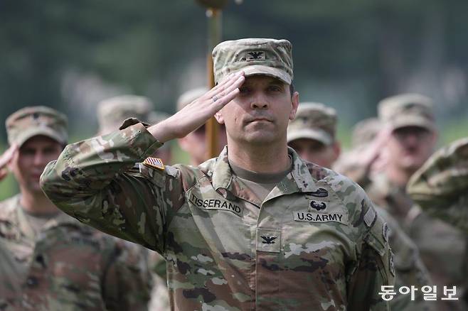 18일 레이더 여단장 클린트 티서랜드 대령이 경례하고 있다. 동두천=박형기 기자 oneshot@donga.com