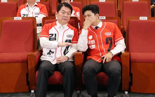 지난 6월3일 여의도 국회도서관에 마련된 국민의힘 제21대 대통령선거 개표상황실에서 김용태(오른쪽) 당 비상대책위원장과 안철수(왼쪽) 의원이 대선 개표 전 공개된 출구조사 결과를 지켜보며 대화하고 있다.<연합뉴스 사진 갈무리>