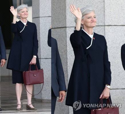 타마라 모휘니 주한 캐나다 대사가 지난 16일 성남 서울공항에서 주요 7개국(G7) 정상회의에 참석하기 위해 캐나다로 출국하는 이재명 대통령과 김혜경 여사가 탑승한 공군 1호기를 향해 인사하고 있다. [성남=연합뉴스]