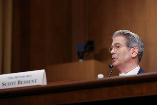 스콧 베센트 미국 재무장관이12일(현지시간) 워싱턴 DC 의사당에서 열린 상원 재무위원회 청문회에 출석해 증언하고 있다. 이날 청문회는 '대통령의 2026회계연도 재무부 예산안 및 세제 개편'을 주제로 열렸다.  연합뉴스.