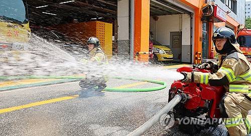 18일 인천 부평구 부평소방서에서 소방관들이 장마철을 앞두고 침수 사고에 대비해 동력펌프 등 장비를 점검하고 있다. [인천=연합뉴스]